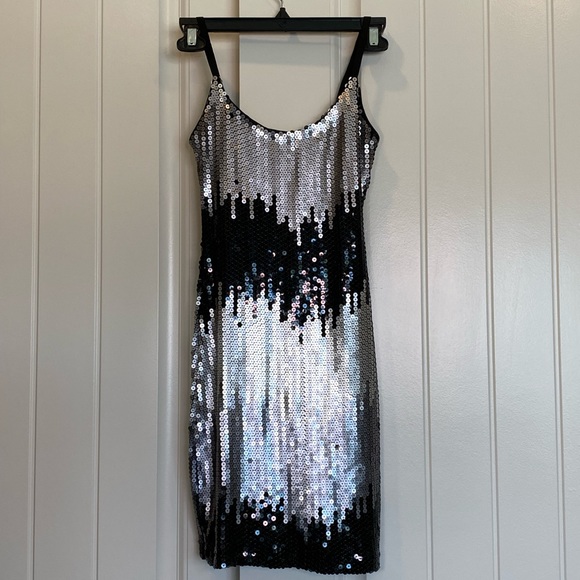 Fitted Guess Sequins Patterned Spaghetti Strap Scoop Neck Mini Dress - Picture 2 of 13